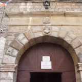 A due piani, lo stabile � caratterizzato da un portale ad arco sorretto da due massicce colonne doriche e arricchito dall'alternanza di bugne piane e coppie di bugne a punta di diamante